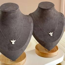 Colar Fio de Nylon com Espirito Santo em Madrepérola